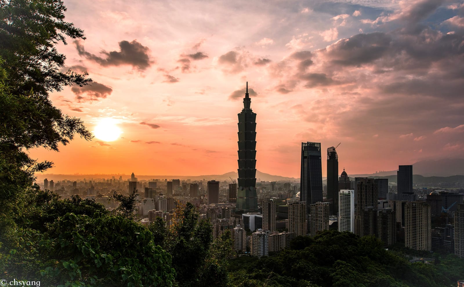 Taipei at sunset, seen from the hills / 從山上看台北夕陽
